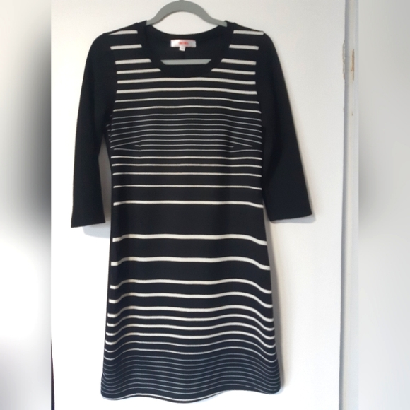 Striped dress with ¾ sleeves - Picture 1 of 3